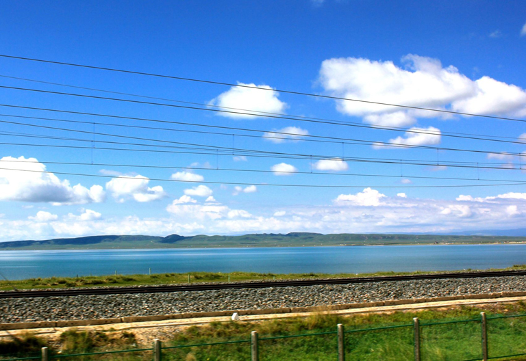 The clean lake and clear sky along Qinghai-Tibet Railway